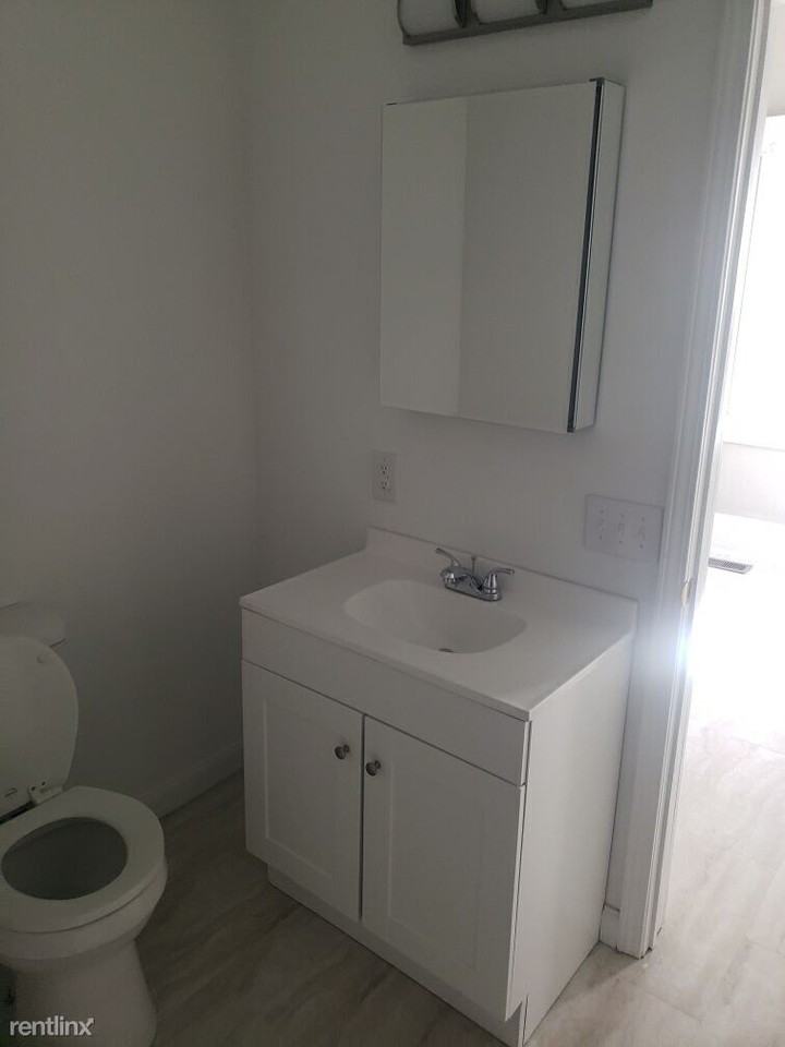303 S Greenwood St - Photo 3 of 7