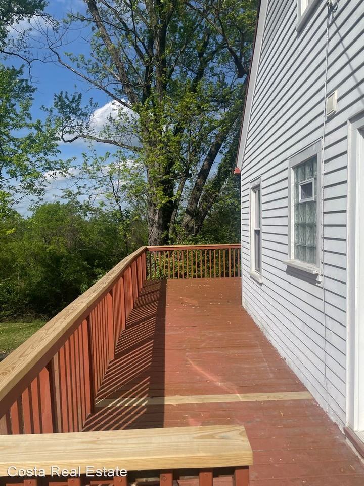 3135 Ridgeway Dr - Photo 3 of 17