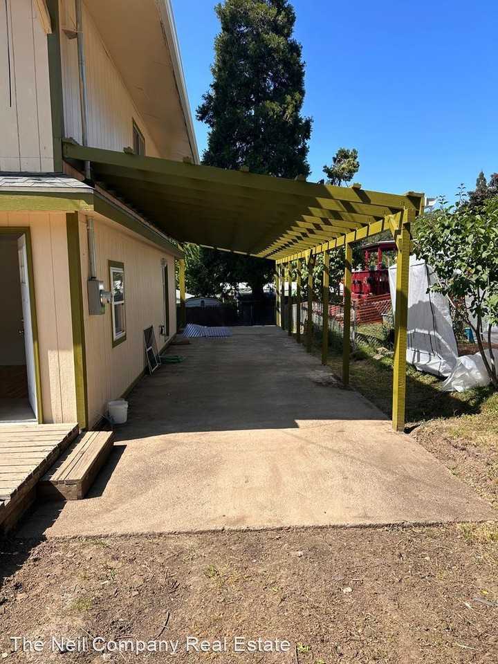520 Mont St - Photo 2 of 11