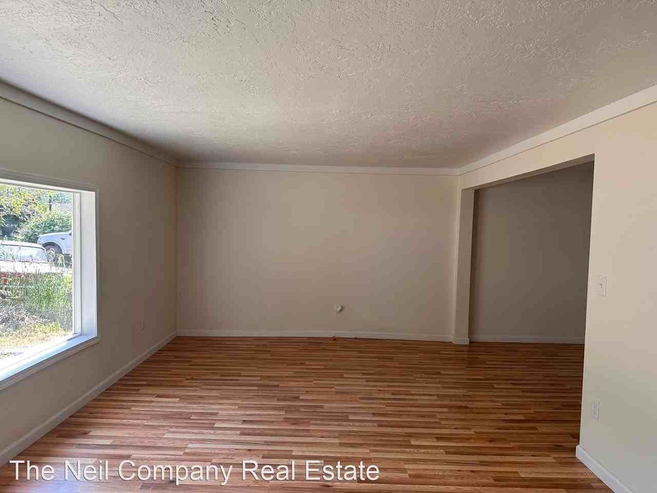 520 Mont St - Photo 3 of 11