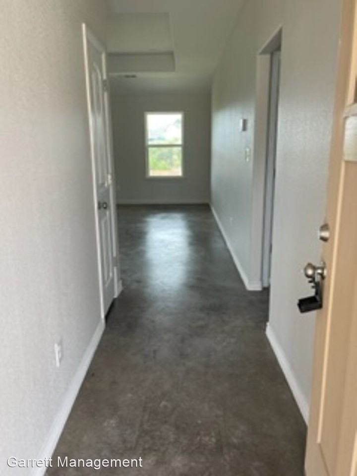 1077 Field Stone Dr - Photo 2 of 18