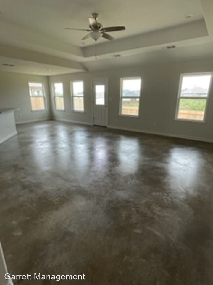 1077 Field Stone Dr - Photo 3 of 18