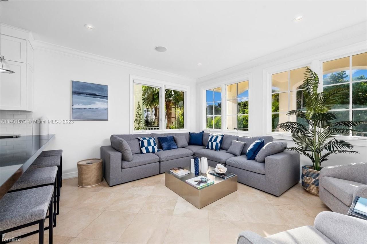 343 Franklin St - Photo 3 of 24