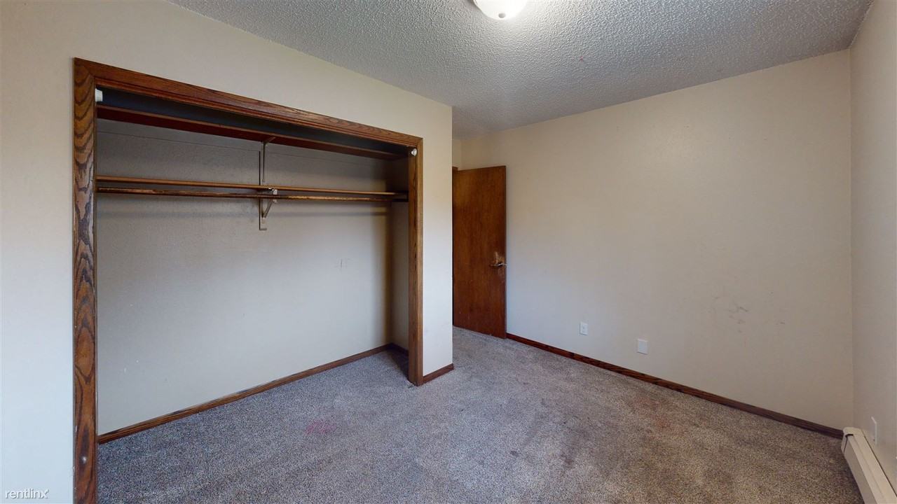 202 4th Ave SW - Photo 3 of 6