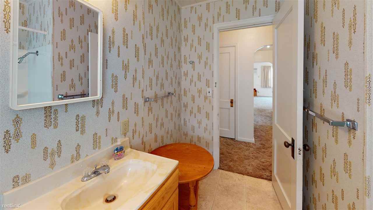 1119 E Thayer Ave - Photo 2 of 5