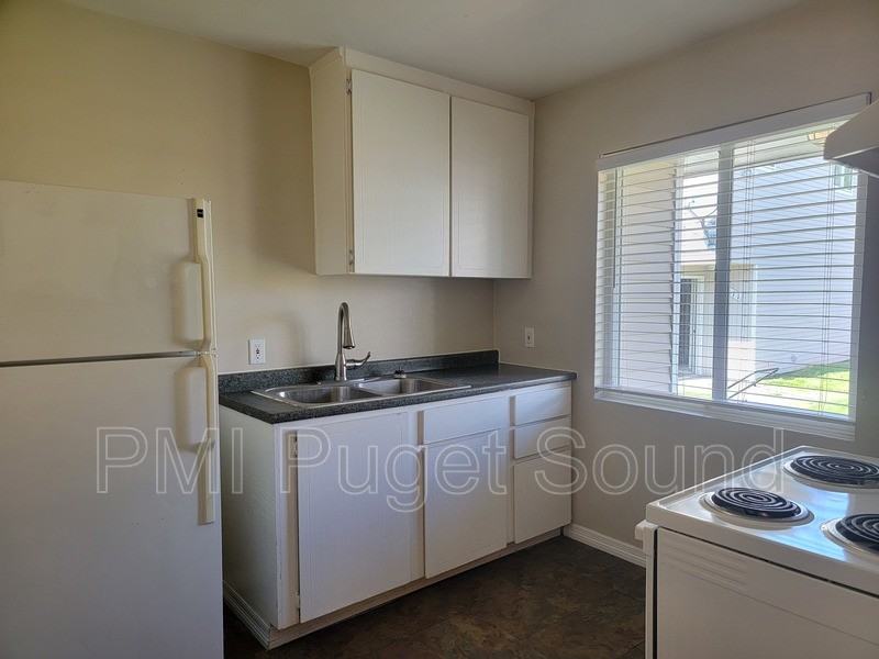 353 Factory Ave N - Photo 3 of 9