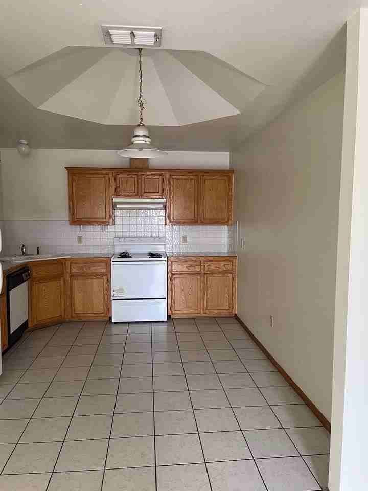 1306 E 11Th St - Photo 2 of 11