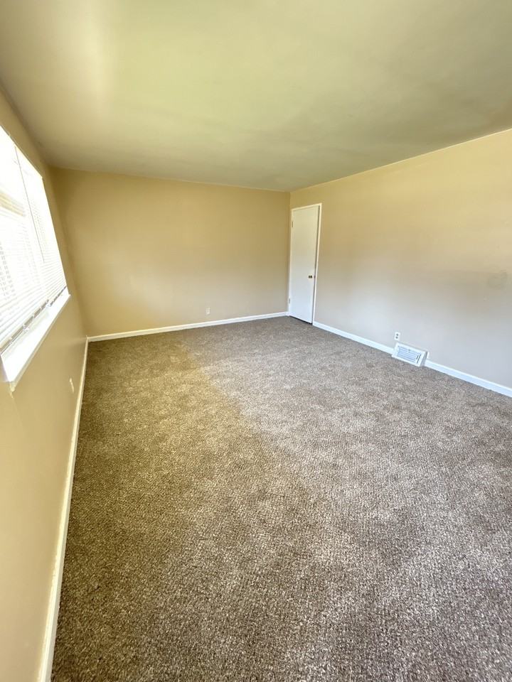 10246 Green Valley Dr - Photo 2 of 9