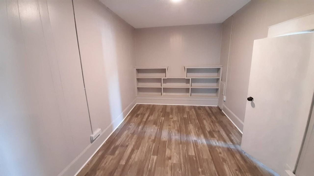 406 Wood Avenue EApt 01 #01 - Photo 2 of 3