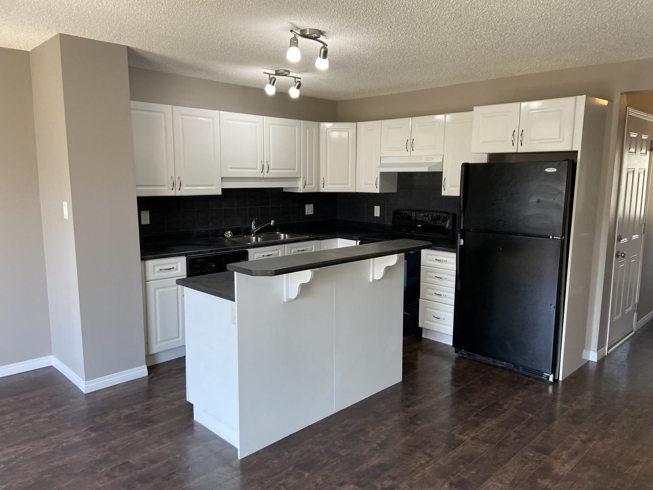 607 62 St Sw - Photo 3 of 18