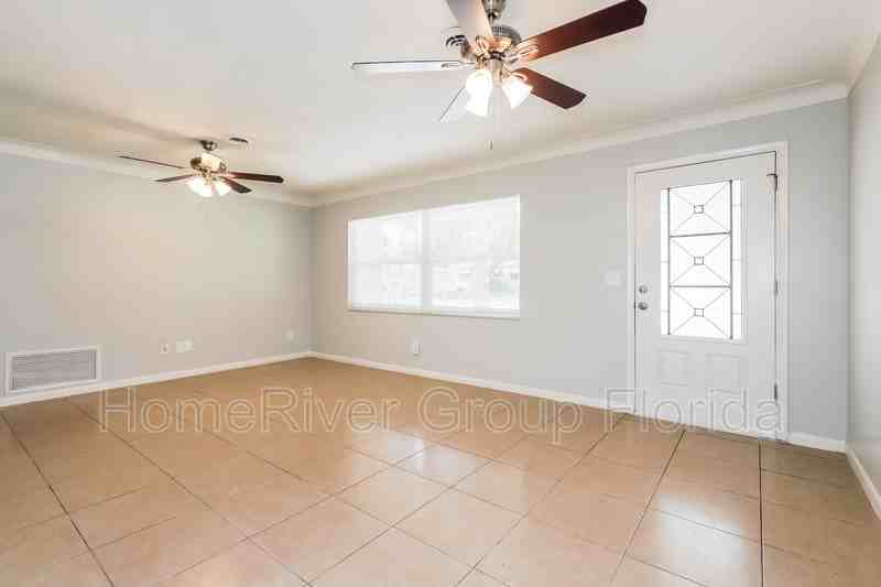 948 Victor Dr - Photo 2 of 17