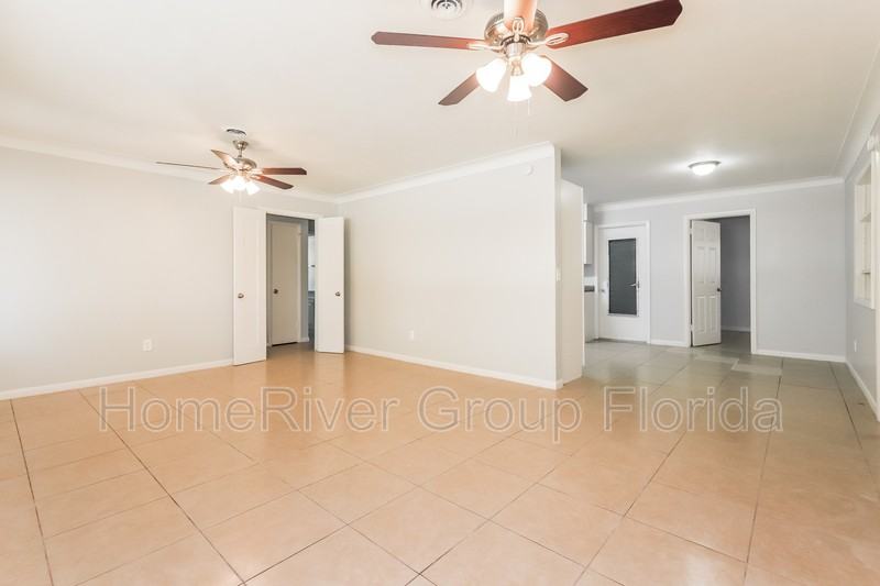 948 Victor Dr - Photo 3 of 17