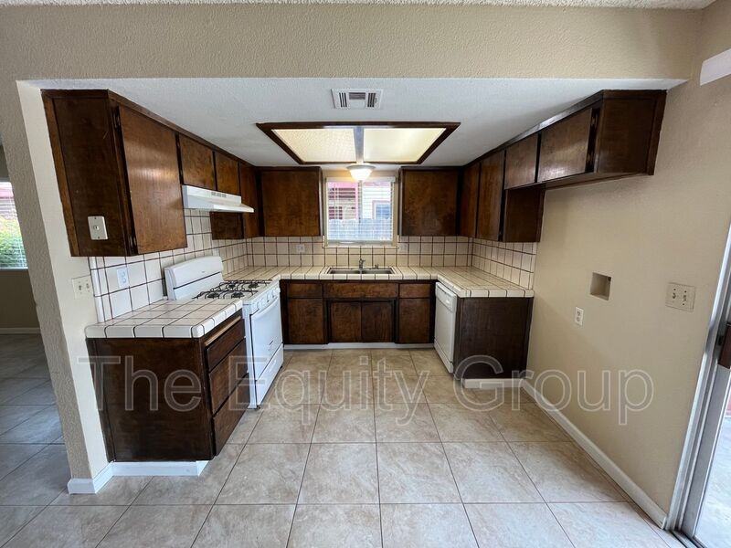 826 N Williford Dr - Photo 5 of 15