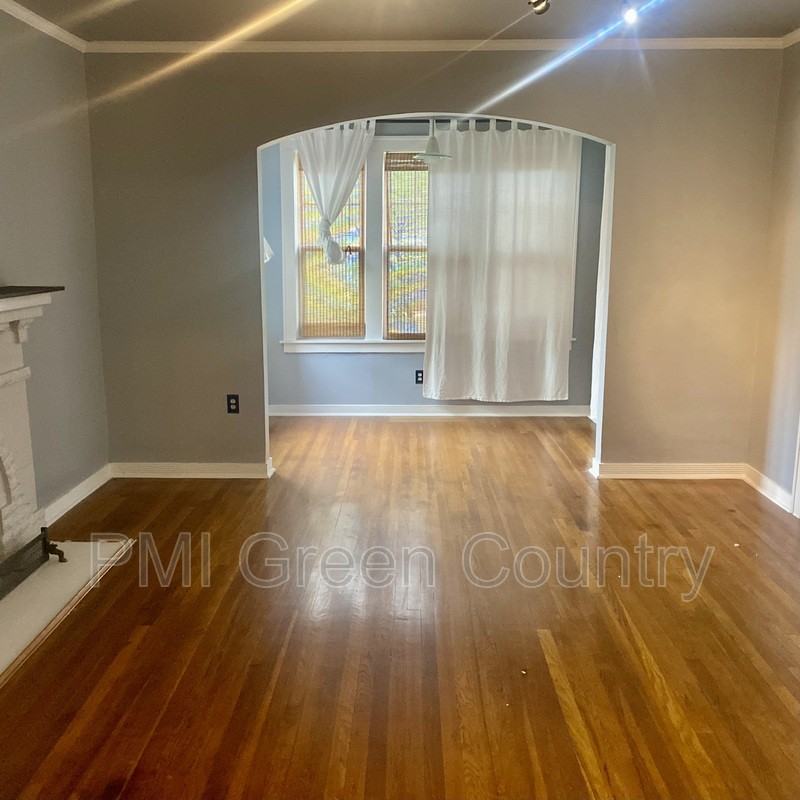 134 E 18th St #B - Photo 3 of 14