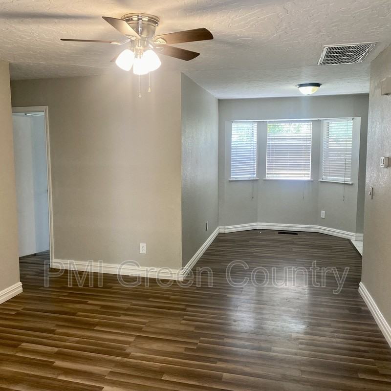 1128 Se 15th St - Photo 2 of 12