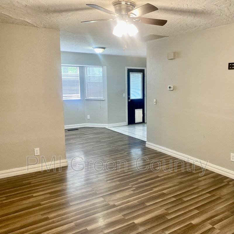 1128 Se 15th St - Photo 3 of 12