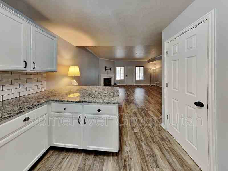 379 E St #3 - Photo 4 of 25