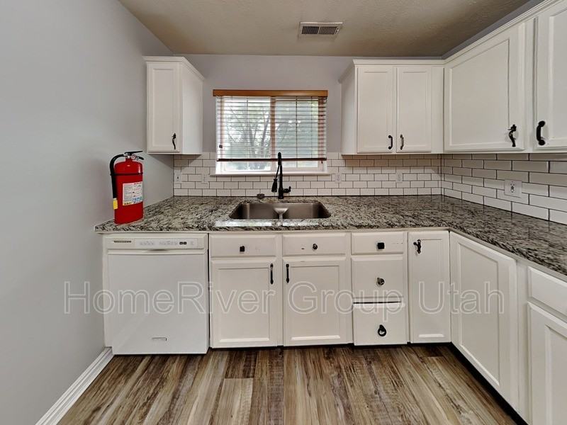379 E St #3 - Photo 5 of 25
