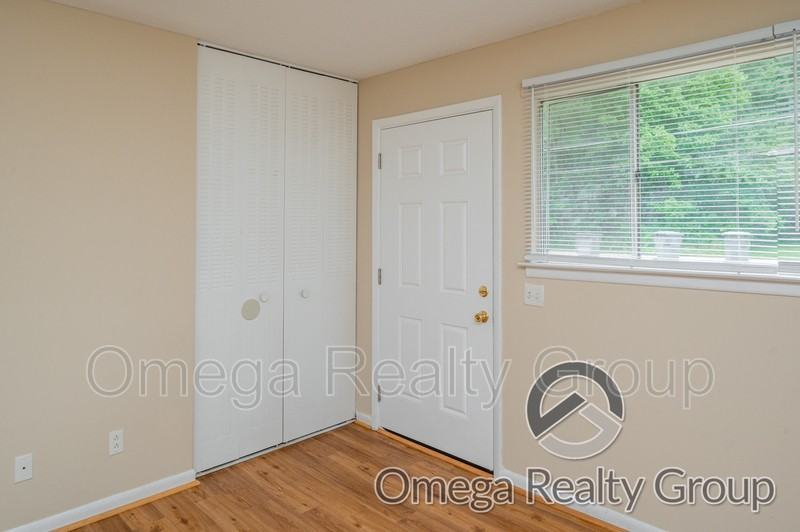1960 22nd Ave #4 - Photo 6 of 31