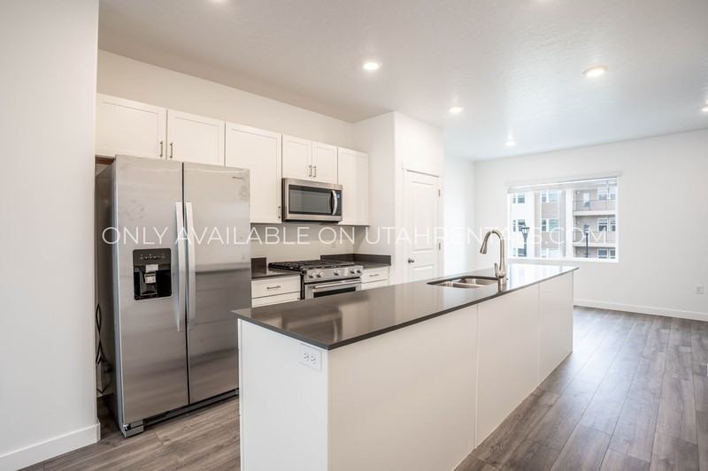333 Sw - Photo 2 of 22