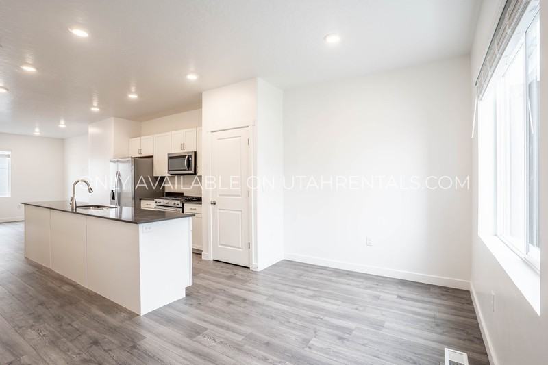 333 Sw - Photo 3 of 22