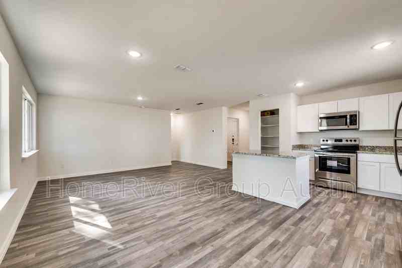 4311 E 64th St - Photo 3 of 21