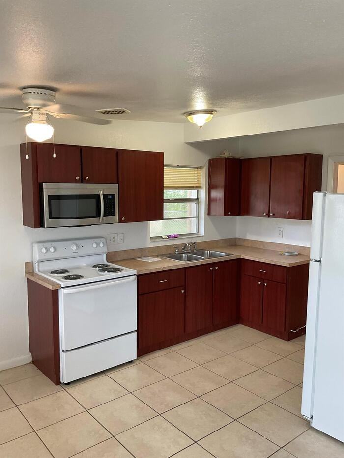 4710 S 87th St - Photo 3 of 21