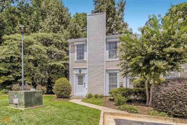 6601 Wellington Sq - Photo 3 of 29