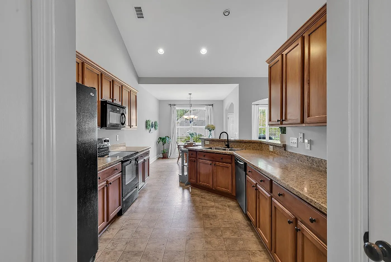 4749 Farm Lake Dr - Photo 3 of 39