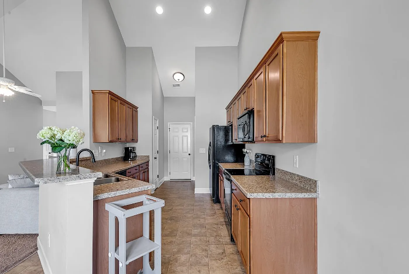 4749 Farm Lake Dr - Photo 5 of 39