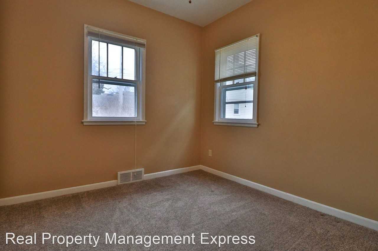 1113 W 9th St - Photo 3 of 14