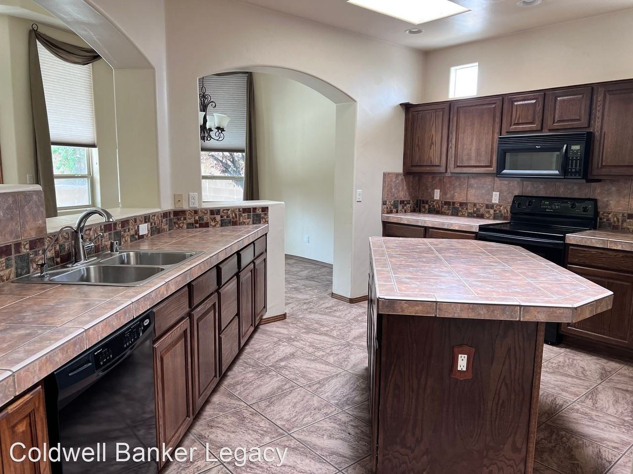 7320 Old Pecos Trl Ne - Photo 3 of 17