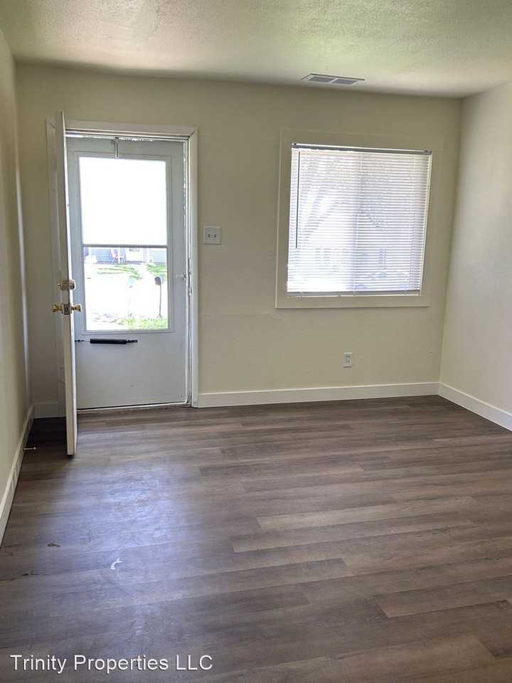 3345 Sw Brendan Ave - Photo 3 of 10