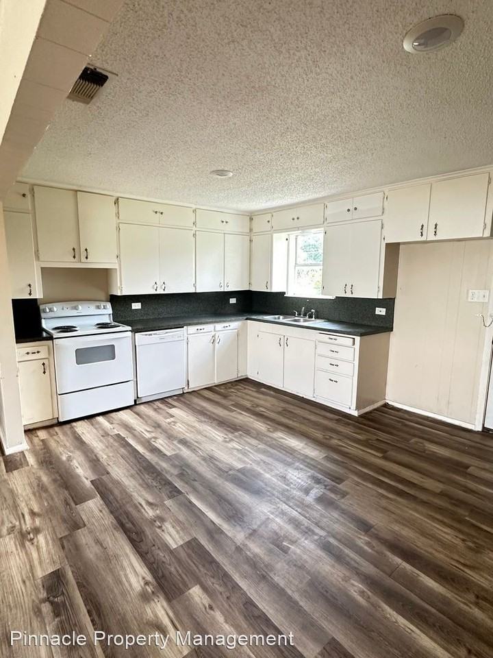 8141 Maple Ln - Photo 3 of 8