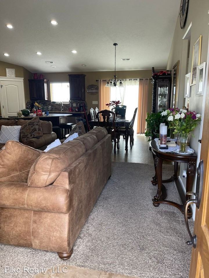 223 Country Club Pkwy - Photo 2 of 8