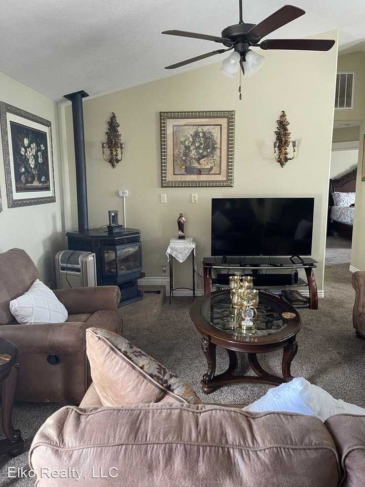 223 Country Club Pkwy - Photo 3 of 8