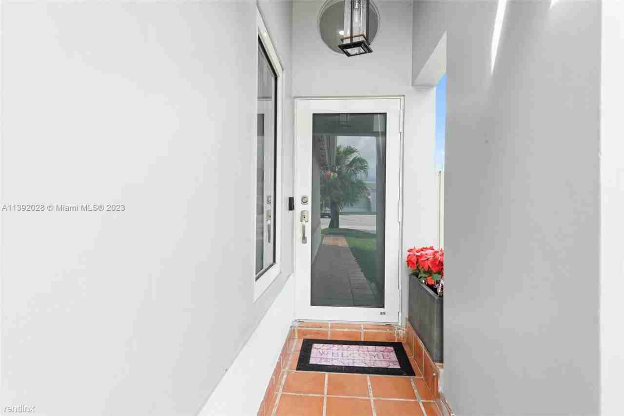 11518 Sw 174th St - Photo 2 of 28