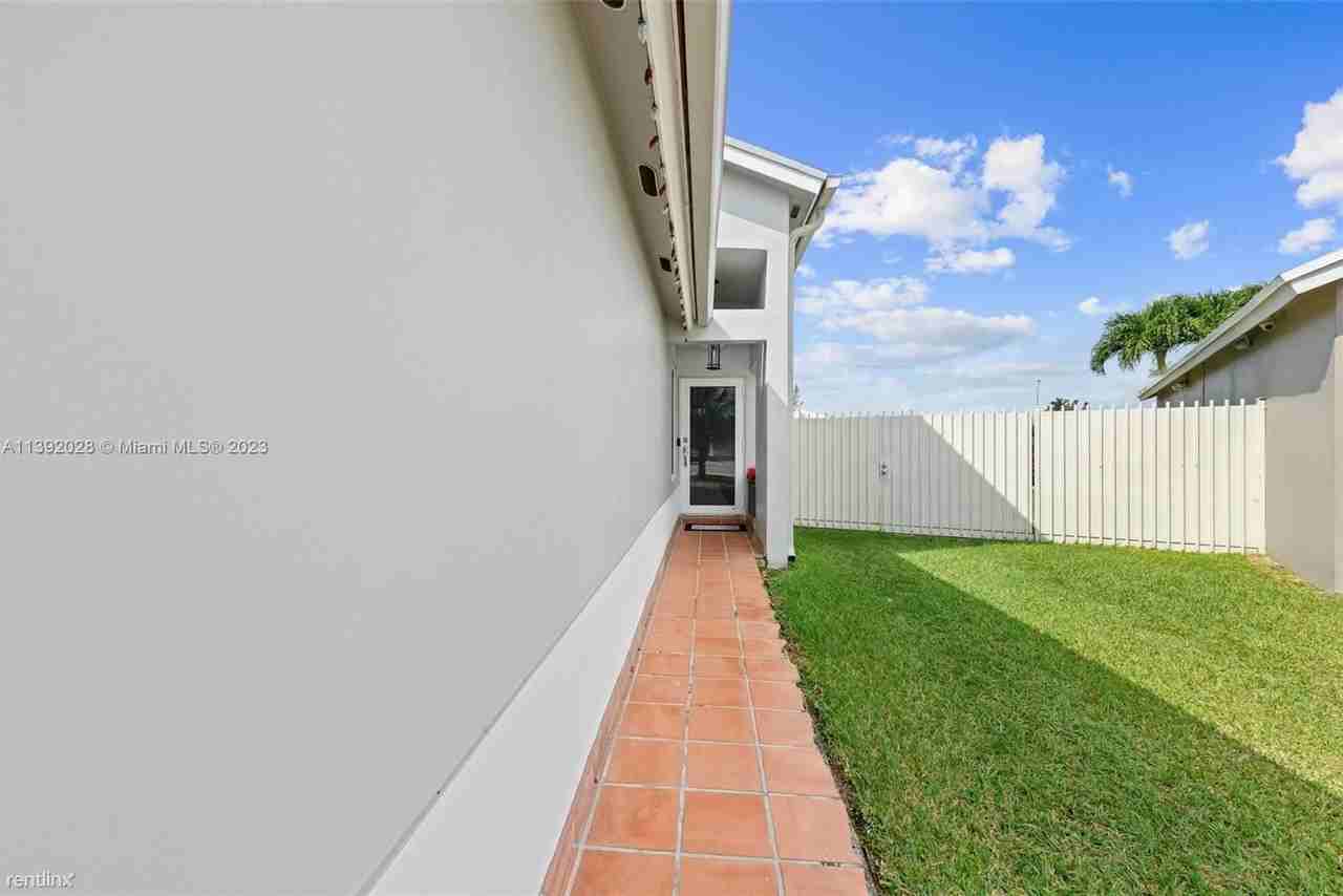 11518 Sw 174th St - Photo 3 of 28