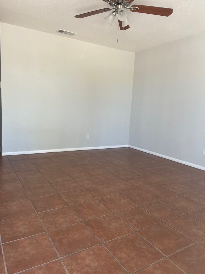 1204 Beloit St - Photo 2 of 11