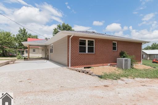 602 S Pine St - Photo 2 of 57