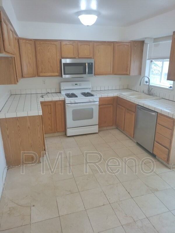 6440 Lotus St - Photo 3 of 7