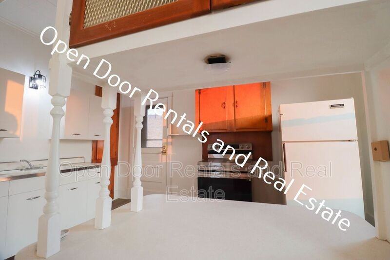 109 1/2 E King St - Photo 3 of 8