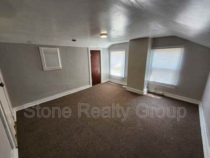 662 Oak St - Photo 3 of 7