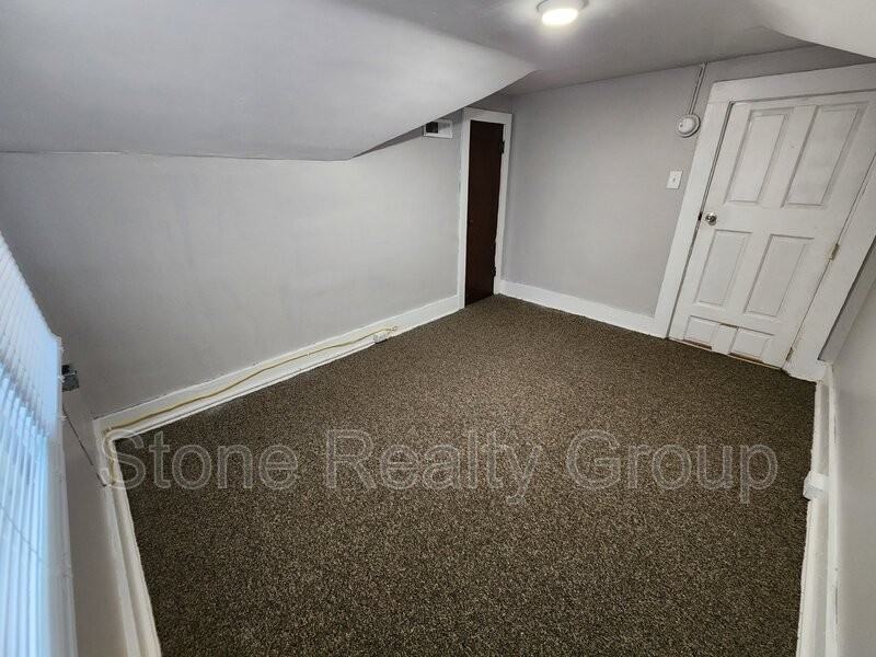 662 Oak St - Photo 4 of 7