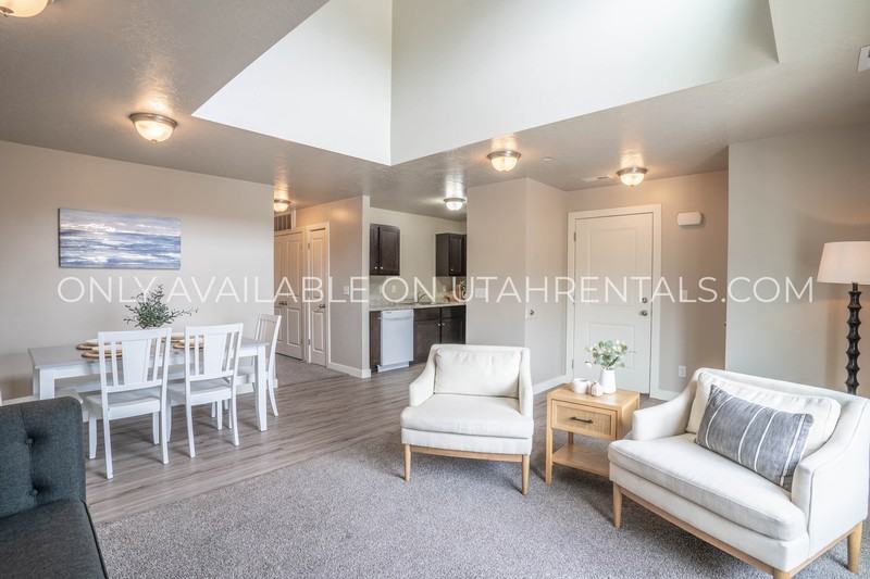 1936 N Geneva Rd #302 - Photo 2 of 27