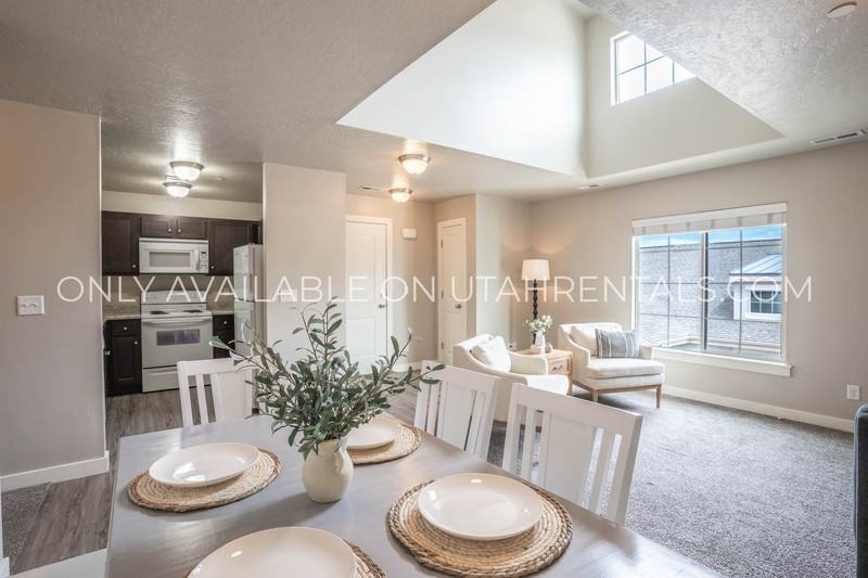 1936 N Geneva Rd #302 - Photo 3 of 27