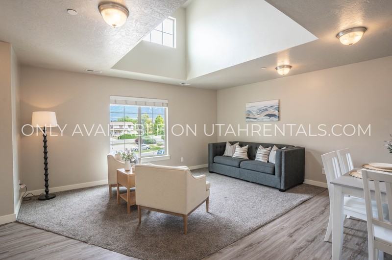 1936 N Geneva Rd #302 - Photo 4 of 27