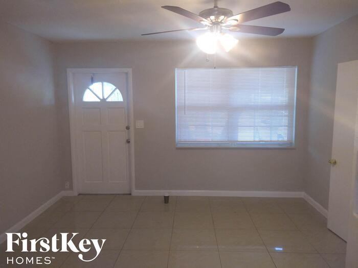 55 S Palm Dr - Photo 2 of 8