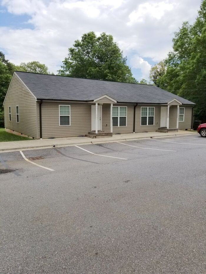 955 14th St Se, Hickory, NC 28602 3 Bedroom Apartment for 1,295/month