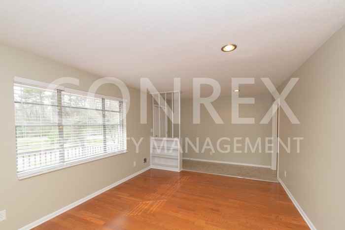 1131 Oak St - Photo 3 of 10